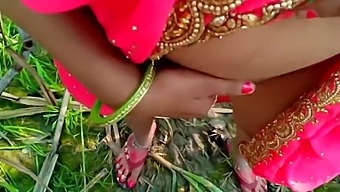 Desi Housewife Gets Doggy Style In The Fields